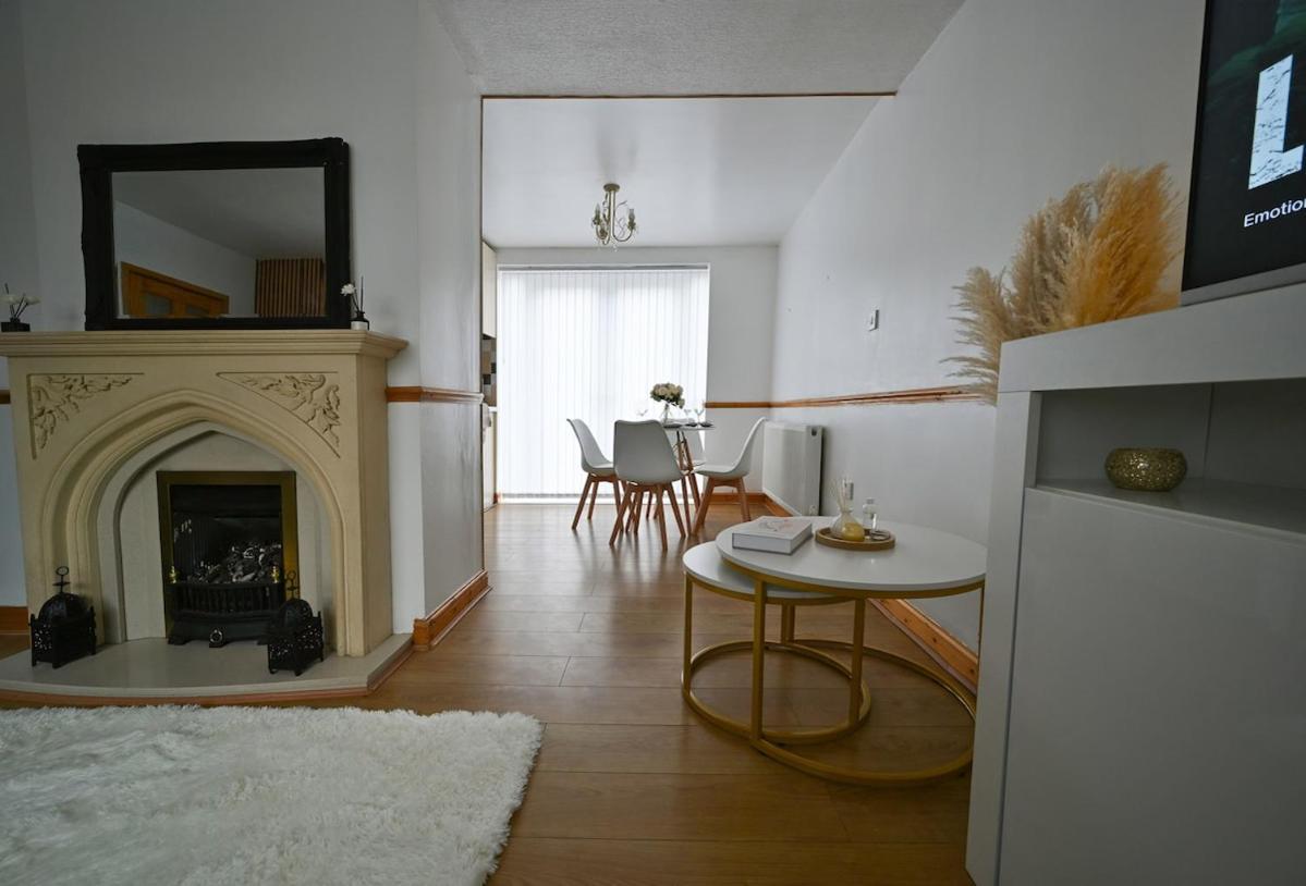 Cosy 2 Bed With Jacuzzi Bath In Near Manchester Airport Уизеншо
