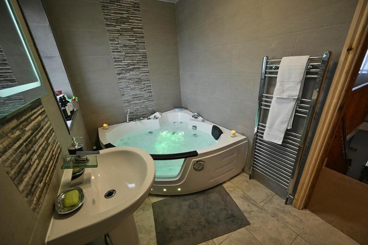 Cosy 2 Bed With Jacuzzi Bath In Near Manchester Airport Апартаменты