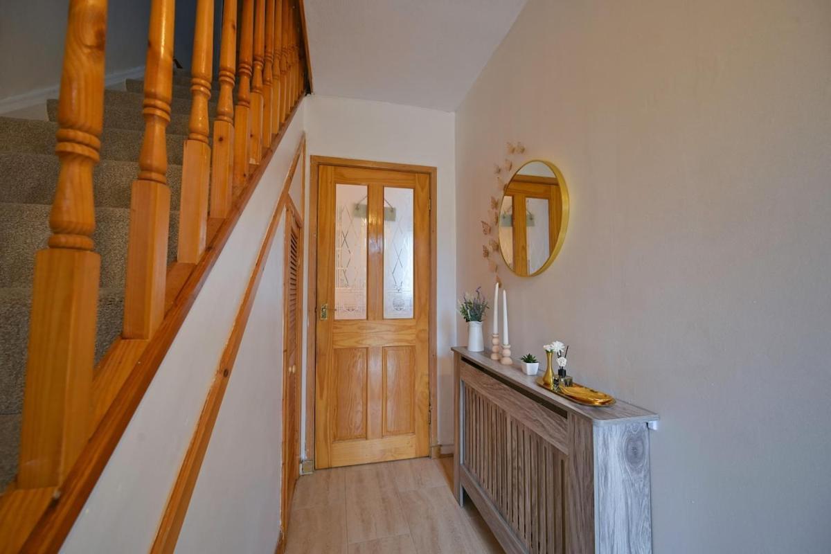 Cosy 2 Bed With Jacuzzi Bath In Near Manchester Airport Уизеншо