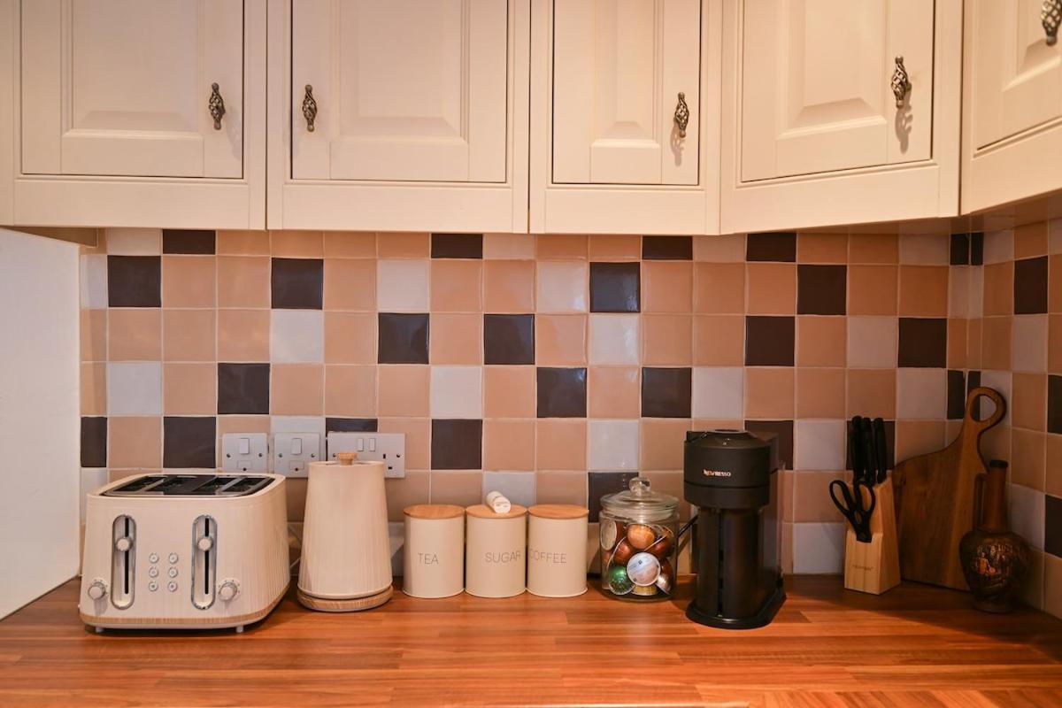 Cosy 2 Bed With Jacuzzi Bath In Near Manchester Airport * Уизеншо