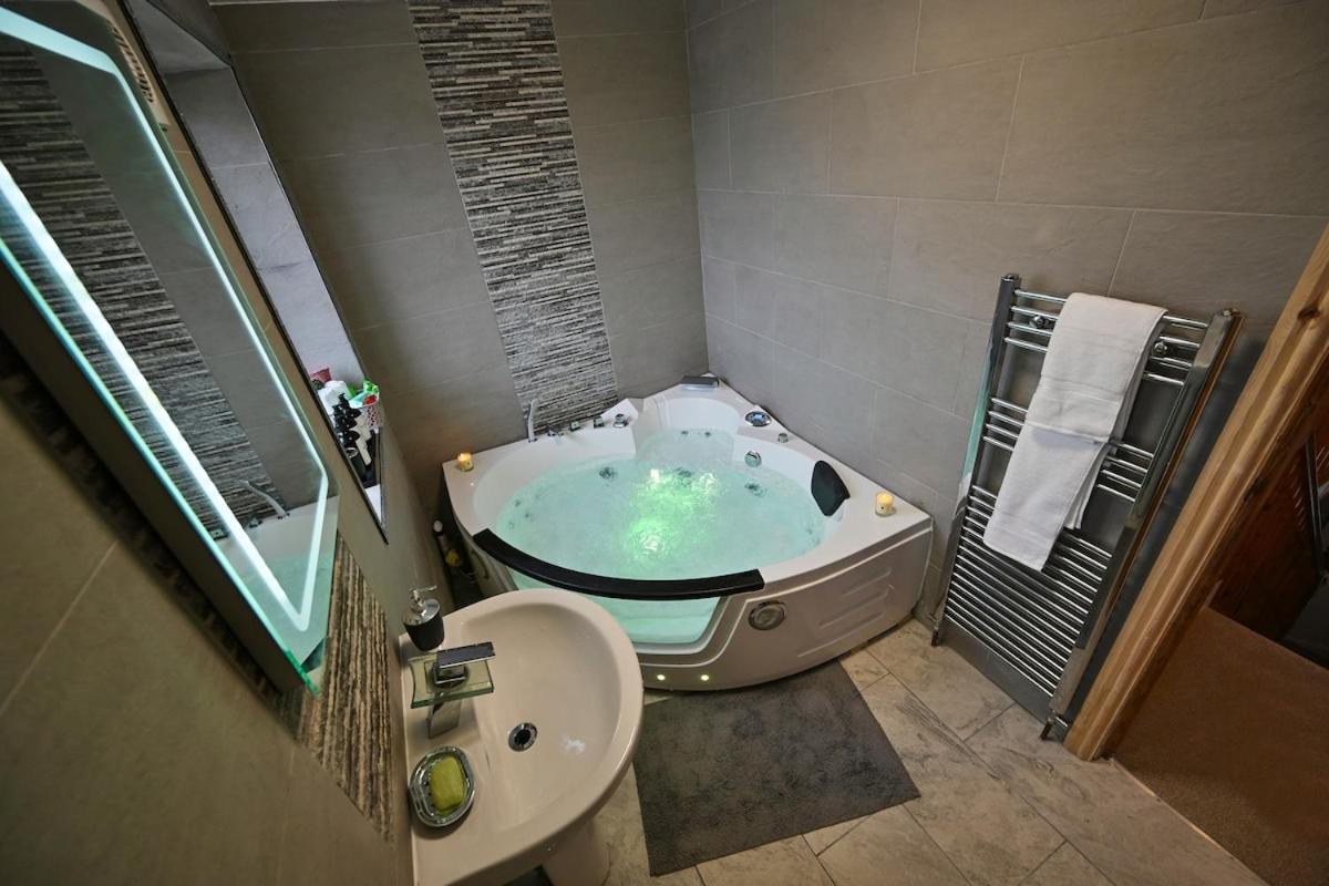 Апартаменты Cosy 2 Bed With Jacuzzi Bath In Near Manchester Airport *